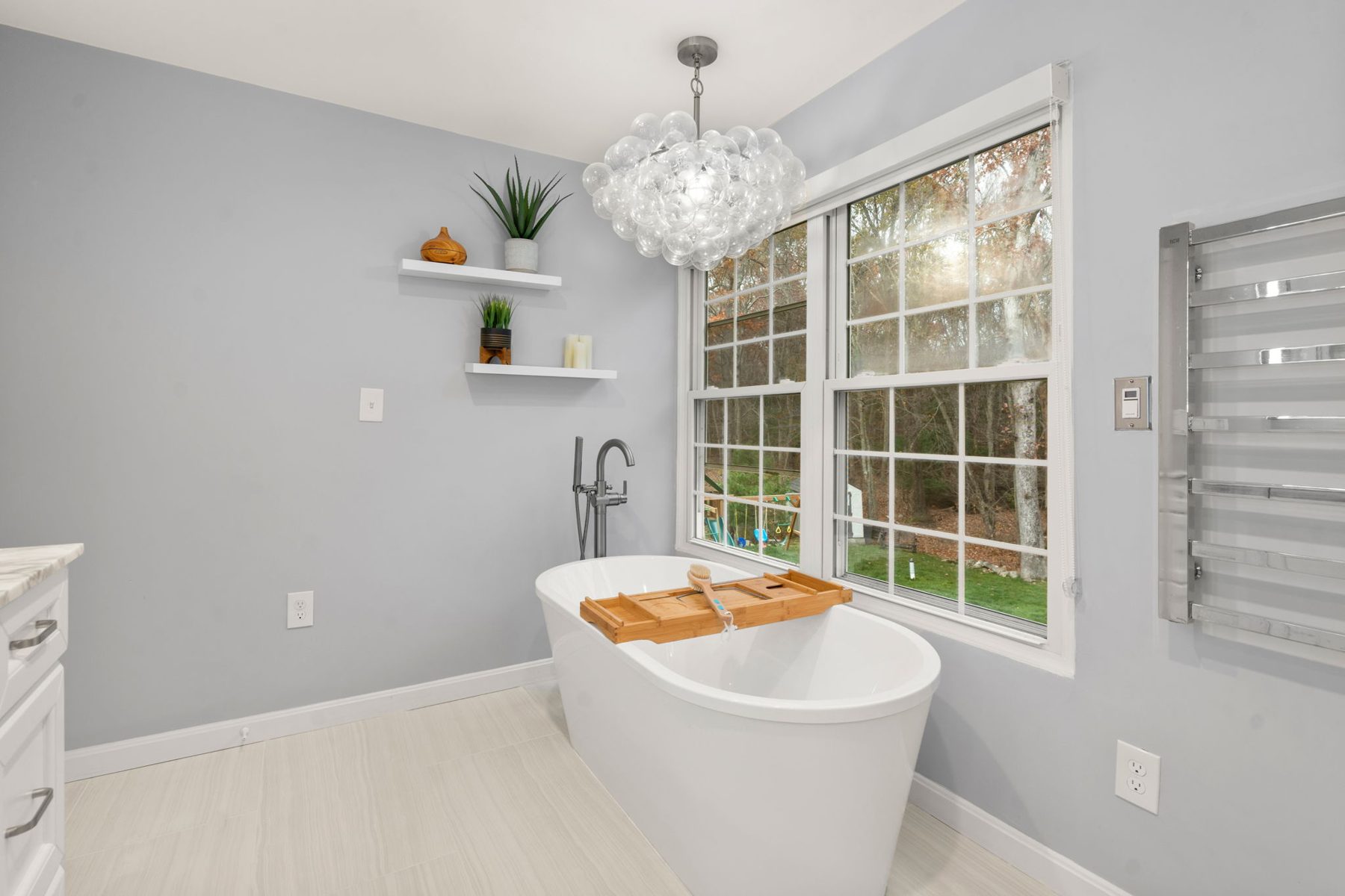 Condor tub — primary bath, 52 Condor Rd, Sharon