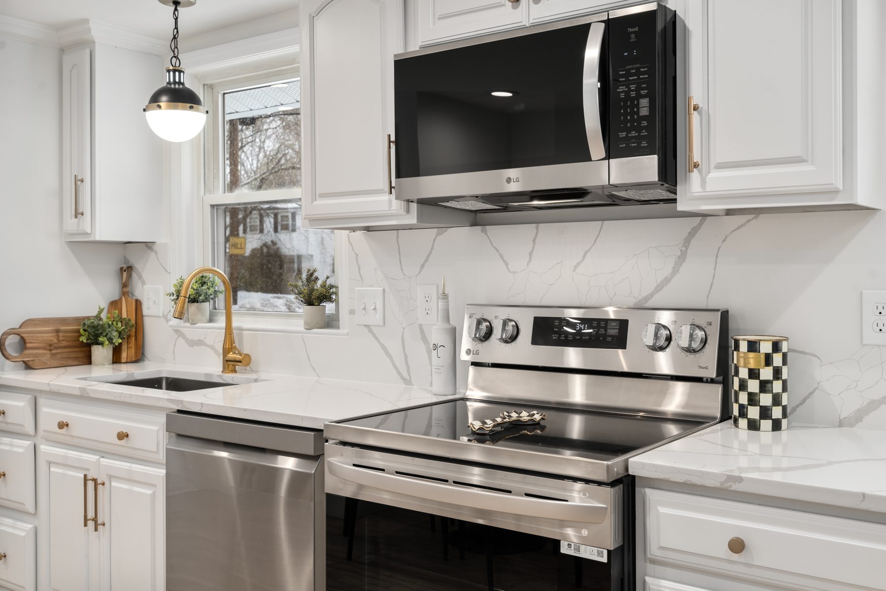 Wilshire kitchen range — marble-look quartz backsplash, LG stainless — after